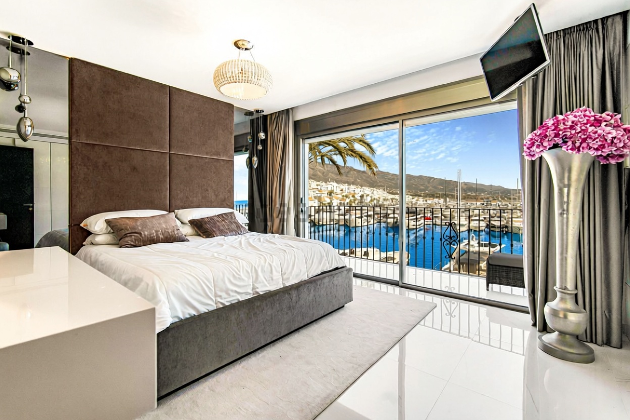 Grenier aménagé à vendre en première ligne de mer à Marbella — Chambre