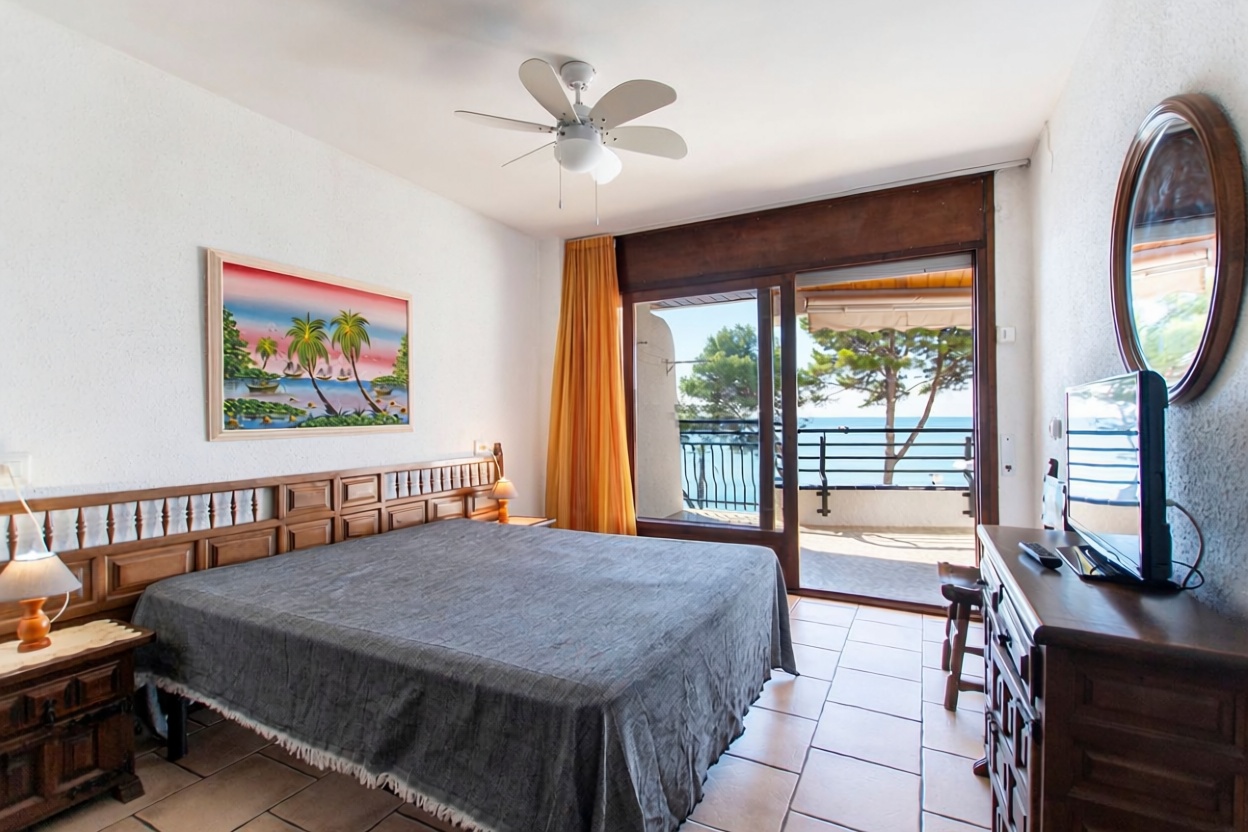 Beachfront flat in Miami Playa Mont-Roig del Camp — Bedroom