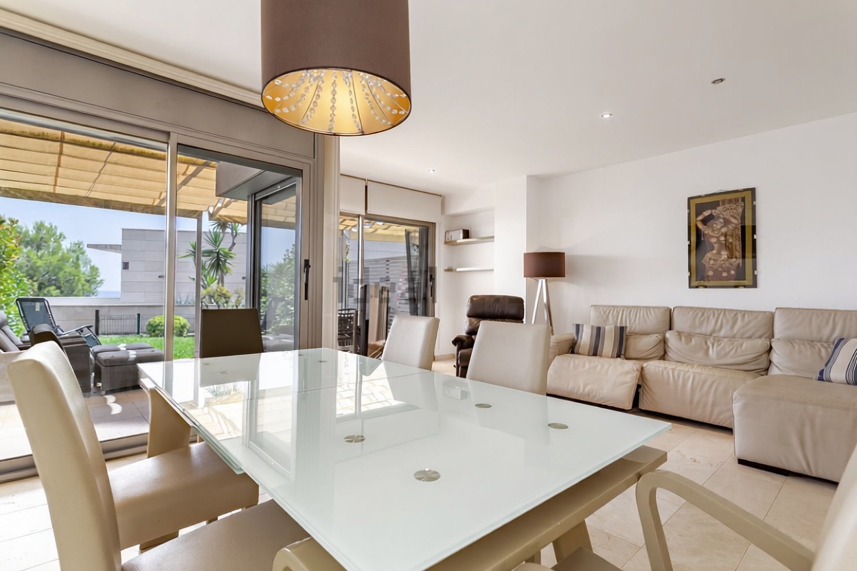 Chalet for sale with direct beach access in Torredembarra — Living room