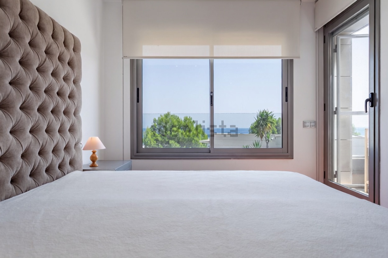 Chalet for sale with direct beach access in Torredembarra — Bedroom