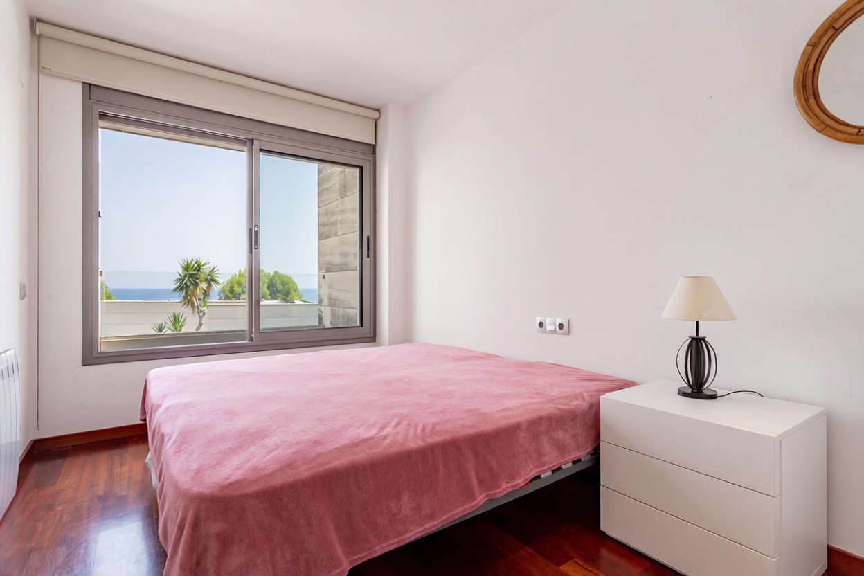 Chalet for sale with direct beach access in Torredembarra — Bedroom