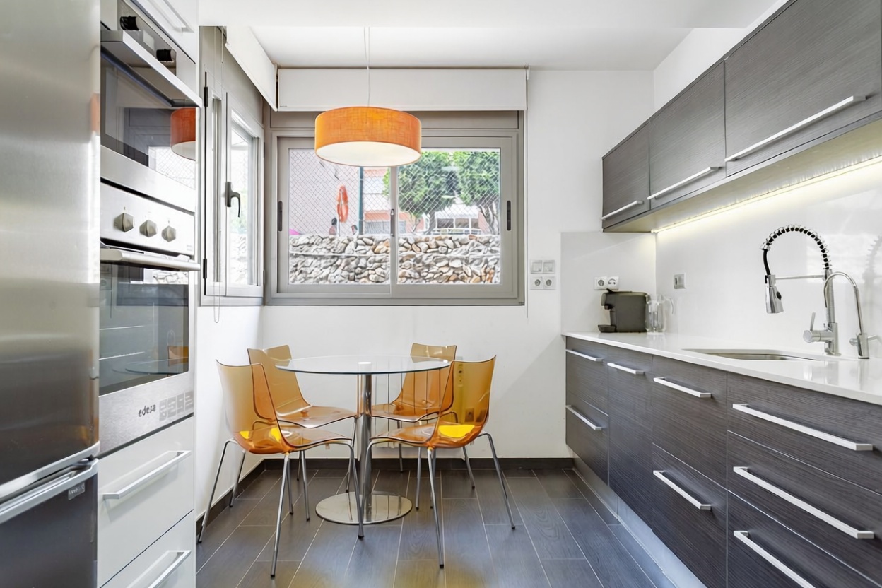 Chalet for sale with direct beach access in Torredembarra — Kitchen