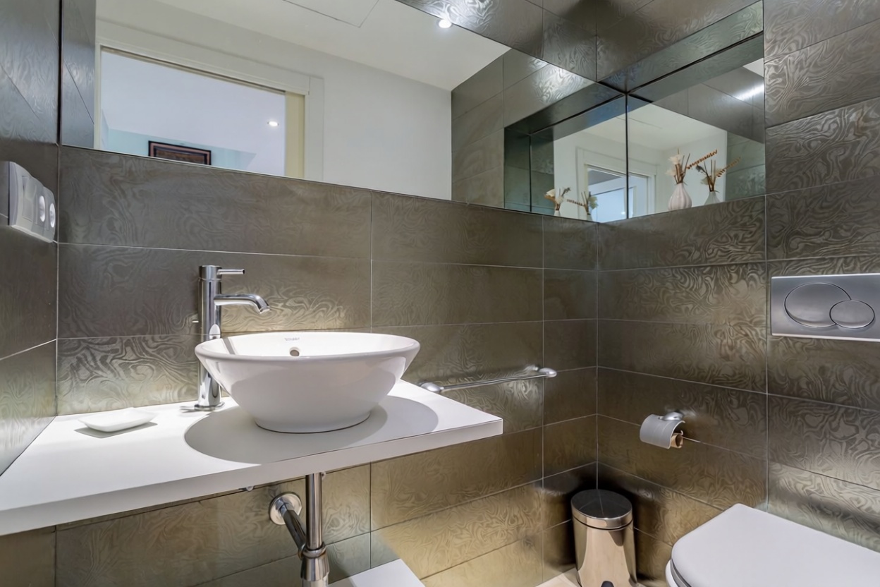 Chalet for sale with direct beach access in Torredembarra — Bathroom
