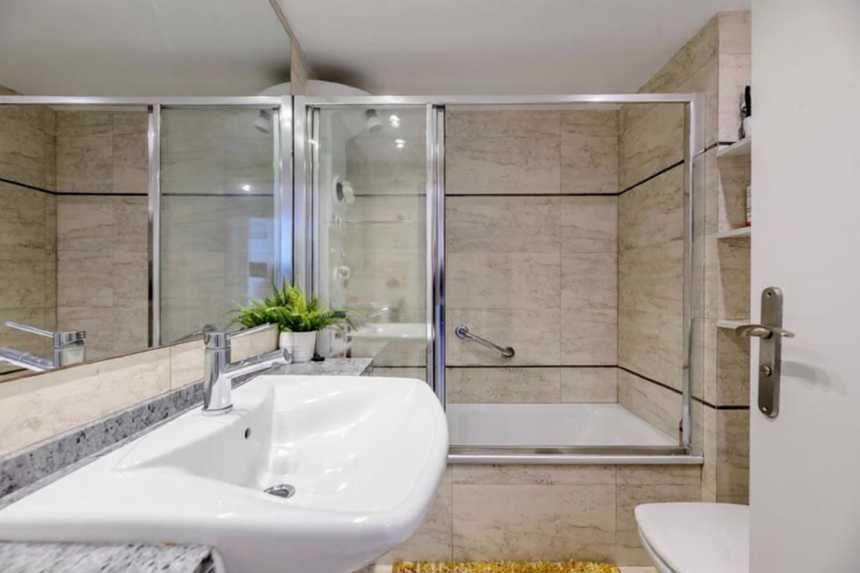 Beachfront flat in Eivissa — Bathroom