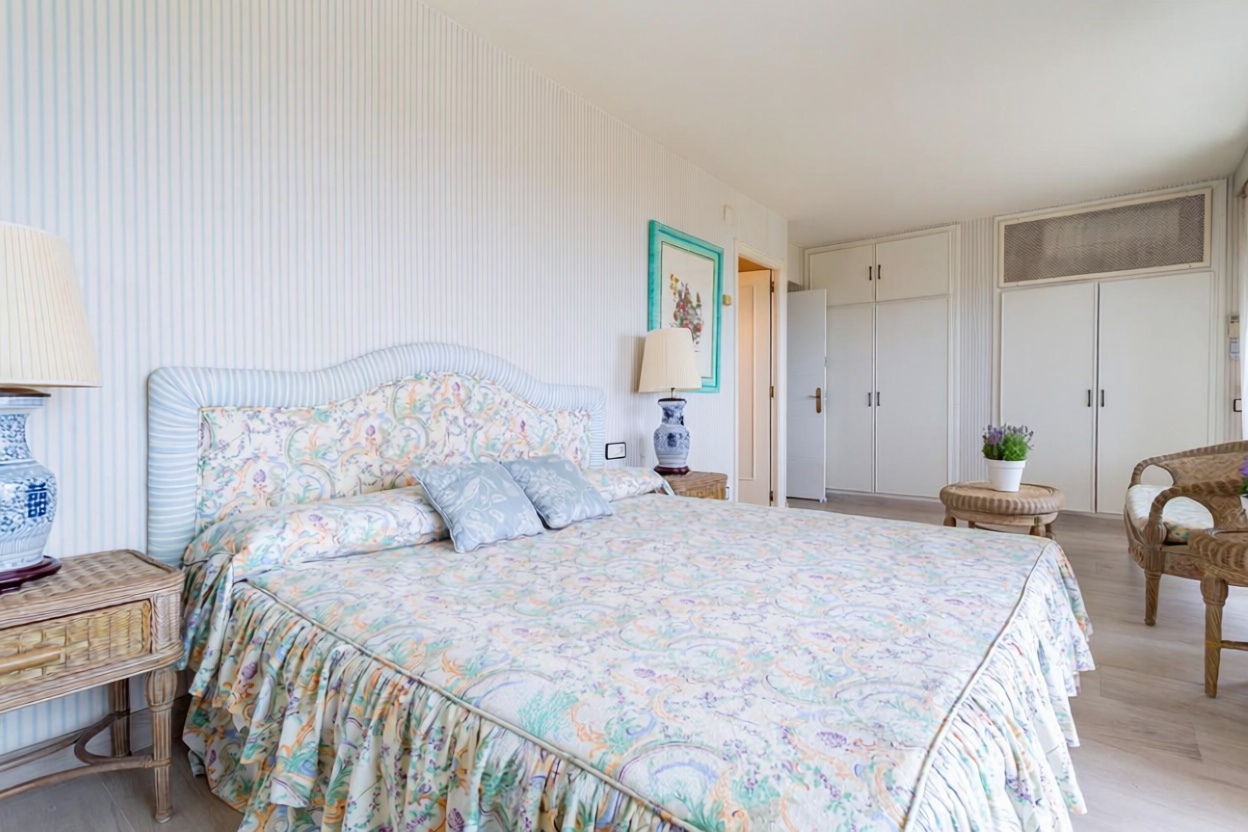Flat for sale frontline beach in Salou — Bedroom