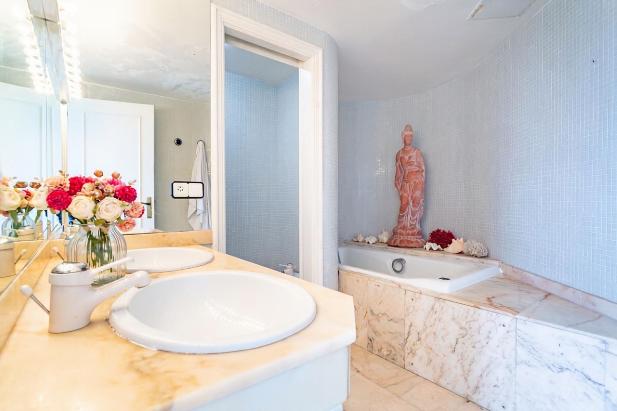 Flat for sale frontline beach in Salou — Bedroom