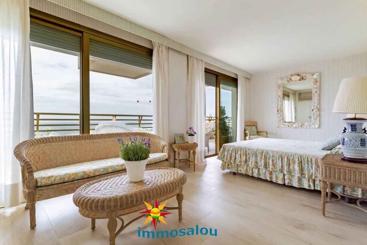Flat for sale frontline beach in Salou — Bathroom