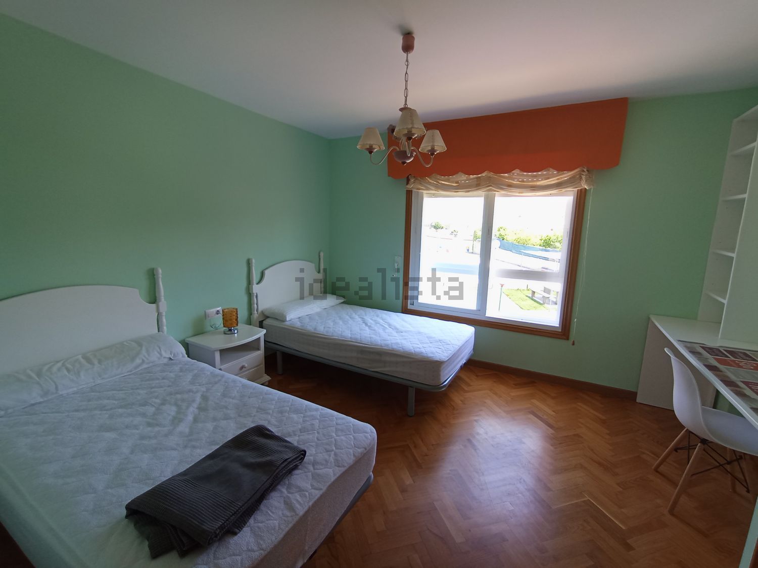 Chalet with direct beach access in A Coruña — Bedroom