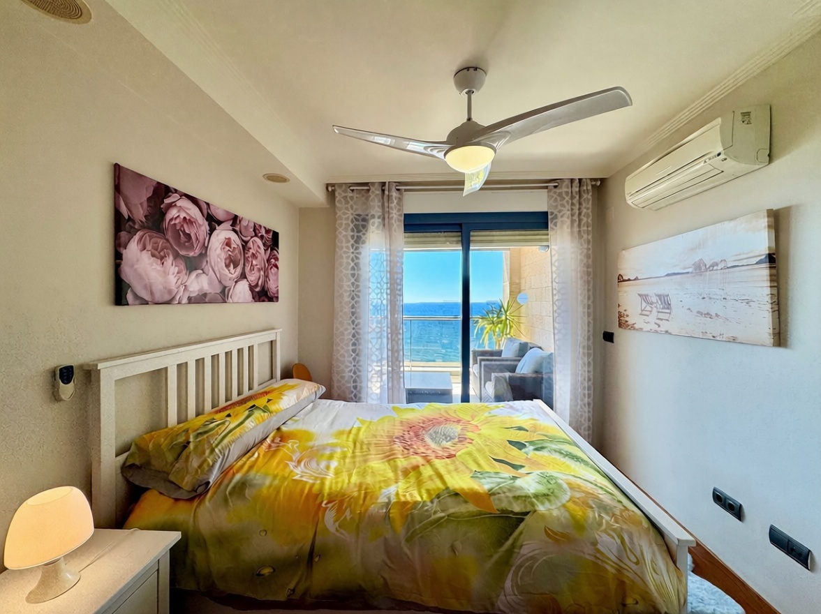 Piso en venta en primera línea de playa en Altea — Dormitorio