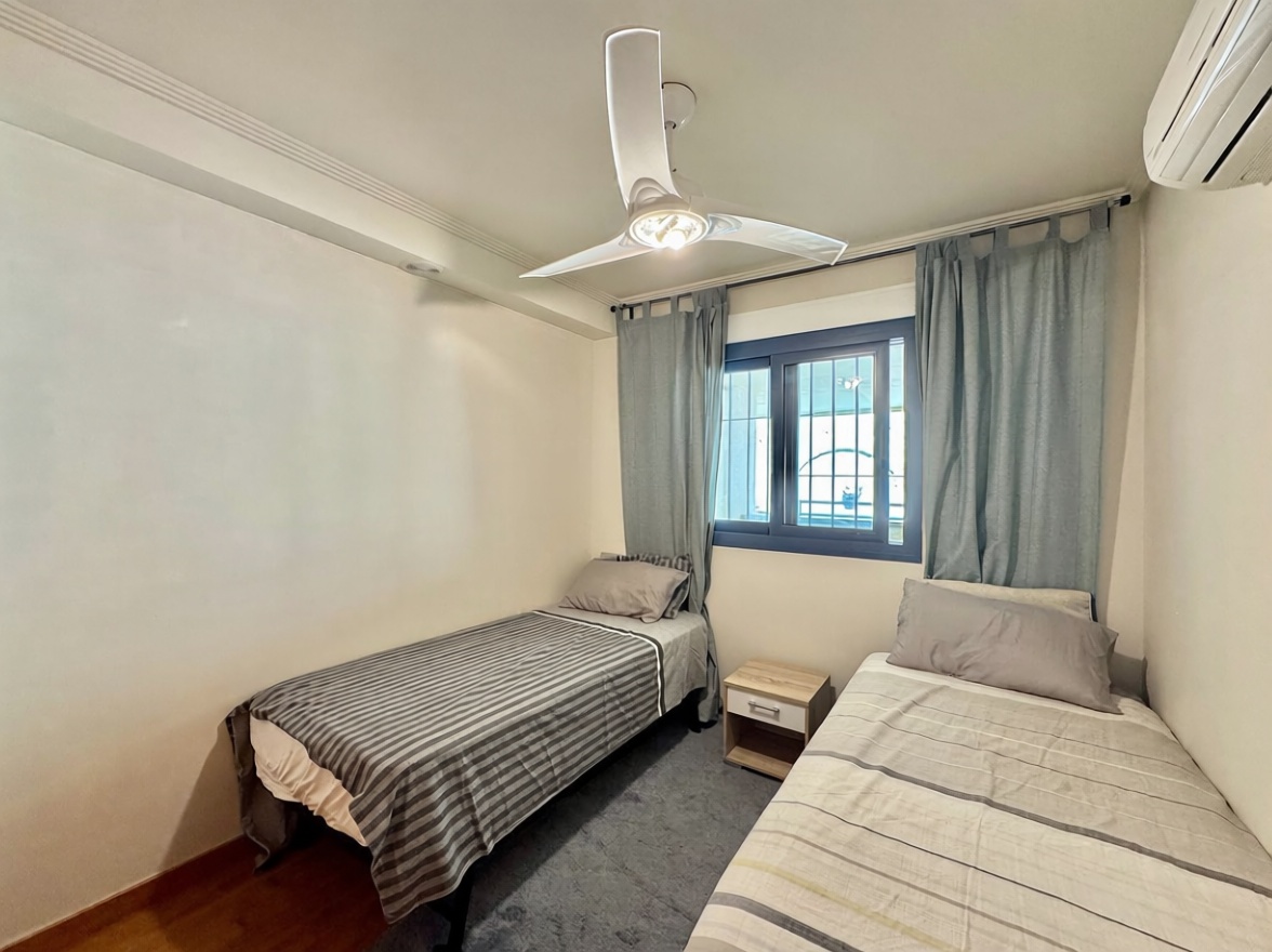 Piso en venta en primera línea de playa en Altea — Dormitorio