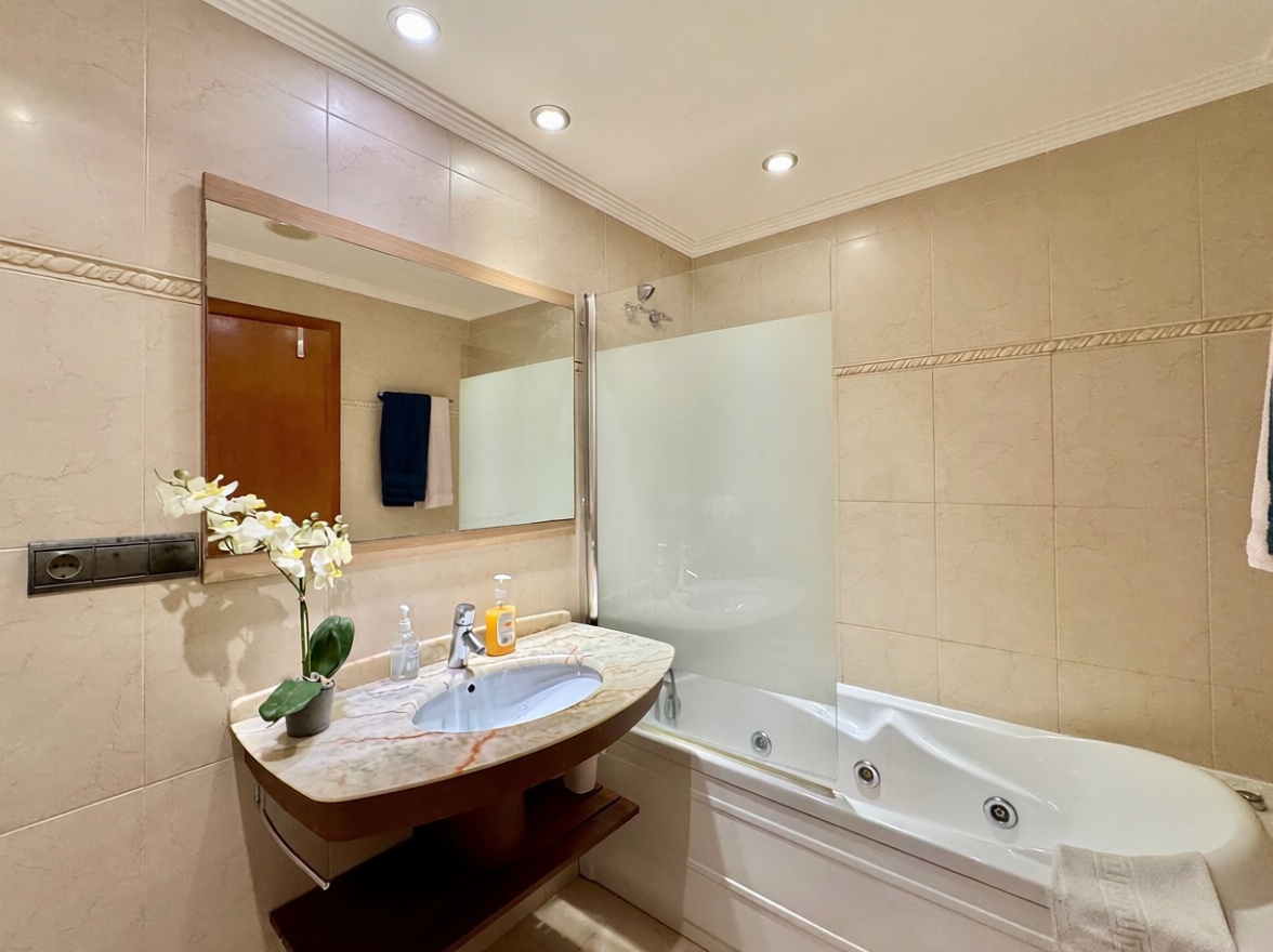 Piso en venta en primera línea de playa en Altea — Baño