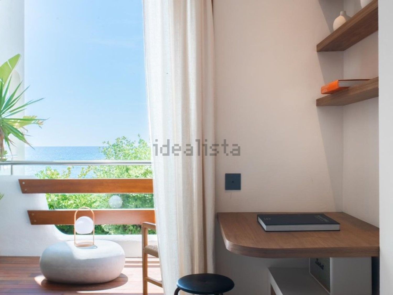 Beachfront flat in Santa Eulalia del Río — Sea view