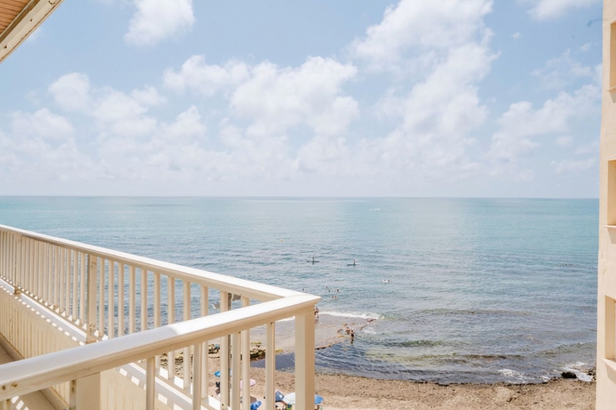 Appartement en première ligne de plage à Torrevieja — Vue mer