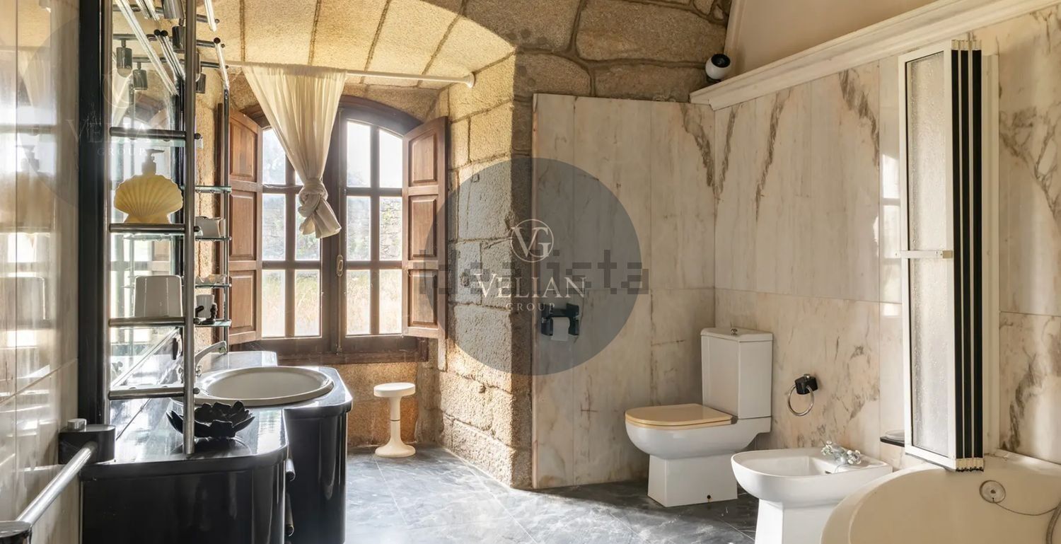 Chalet with direct beach access in Cee — Bathroom