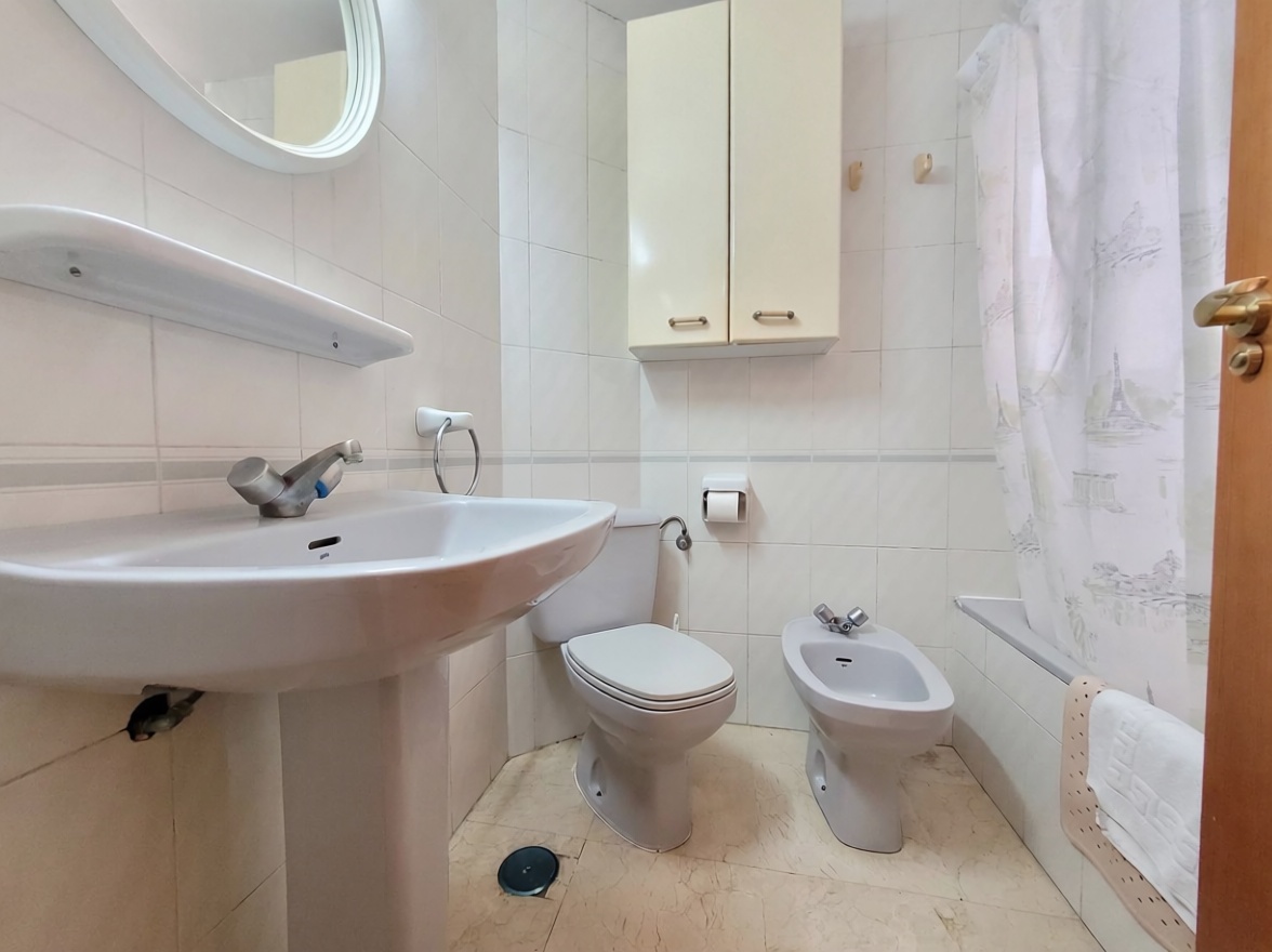 Piso en primera línea de playa en Benidorm — Baño