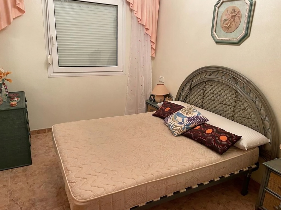 Apartamento em primeira linha de praia em Torrevieja — Quarto