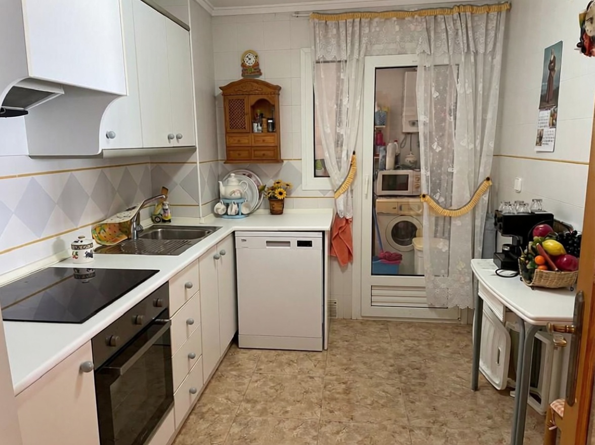 Apartamento em primeira linha de praia em Torrevieja — Cozinha