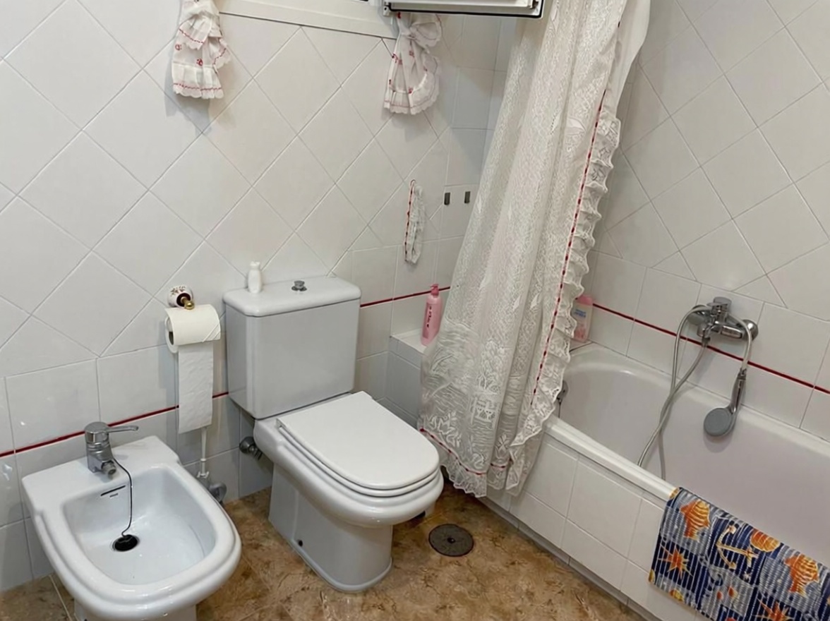 Apartamento em primeira linha de praia em Torrevieja — Casa banho