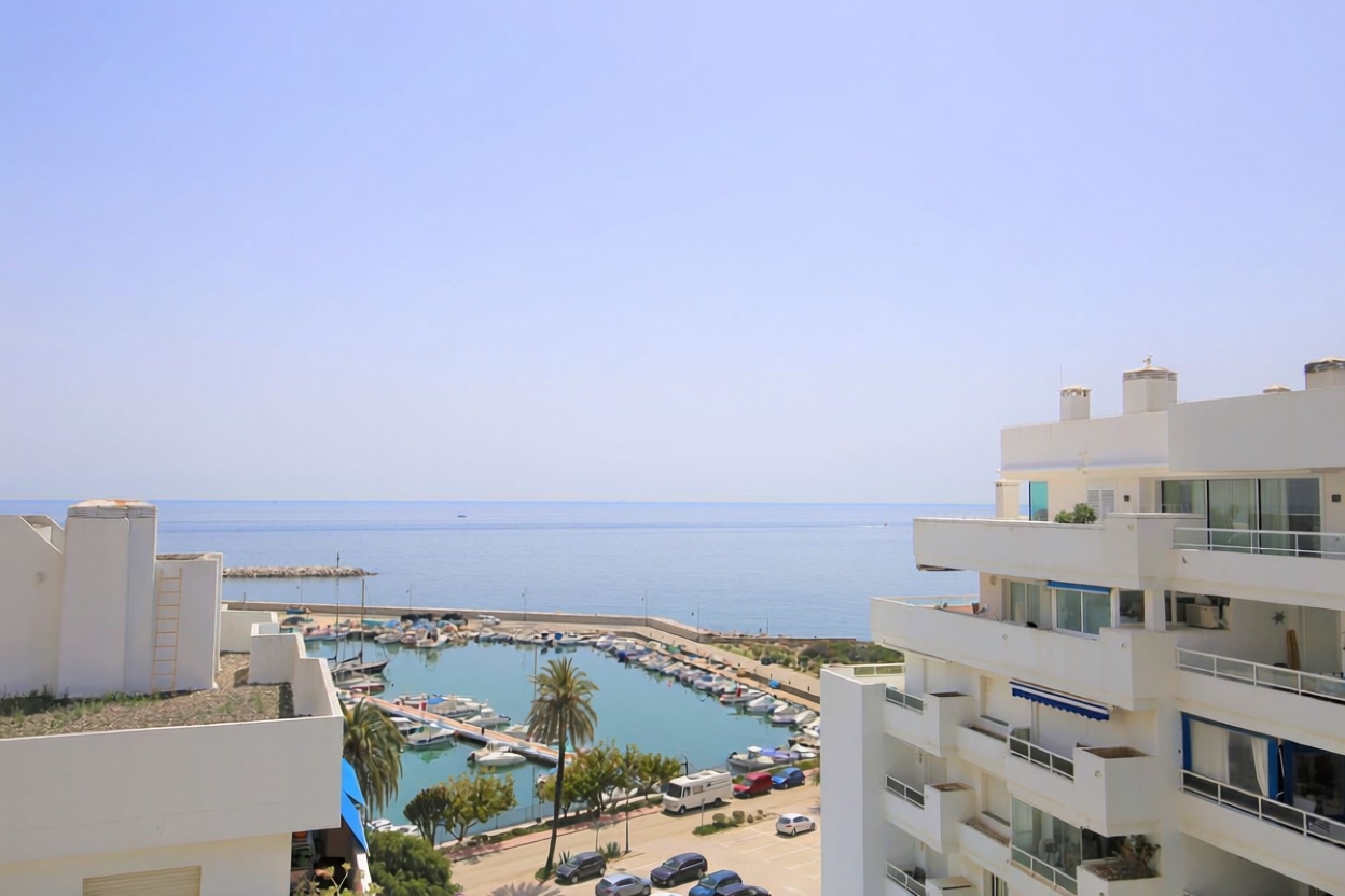 Seafront attic in Estepona — Sea view
