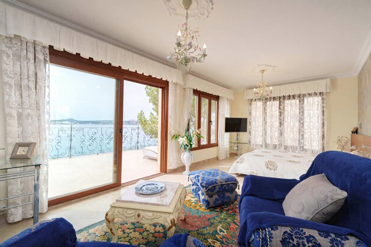 Chalet with direct beach access in Calvià — Bedroom