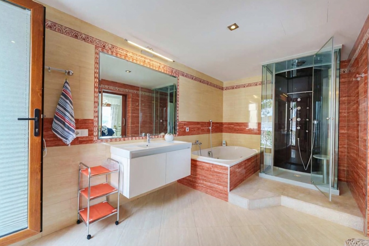 Chalet with direct beach access in Calvià — Bathroom