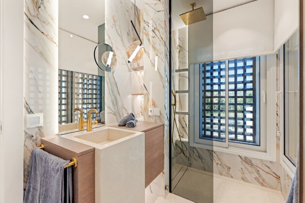 Seafront attic in Estepona — Bathroom