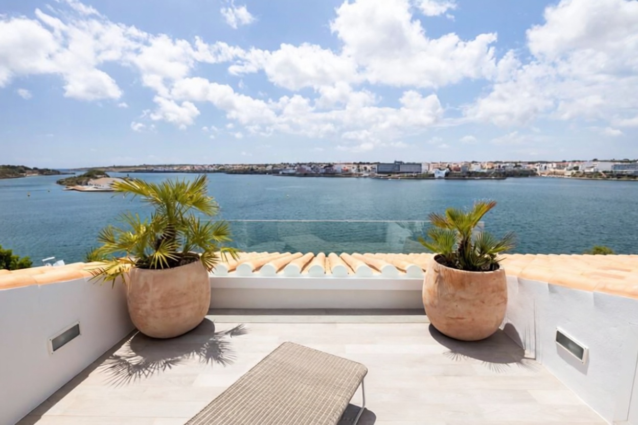 Chalet with direct beach access in Maó/Mahón — Bedroom