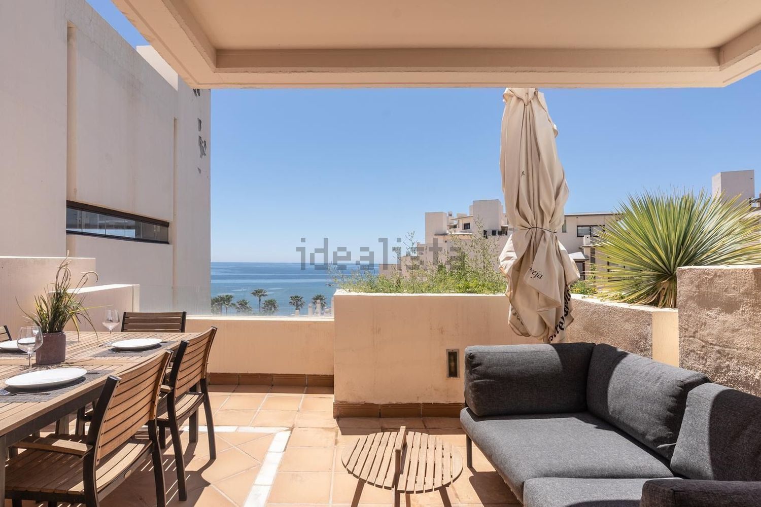 Appartement en attique en première ligne de mer à Estepona