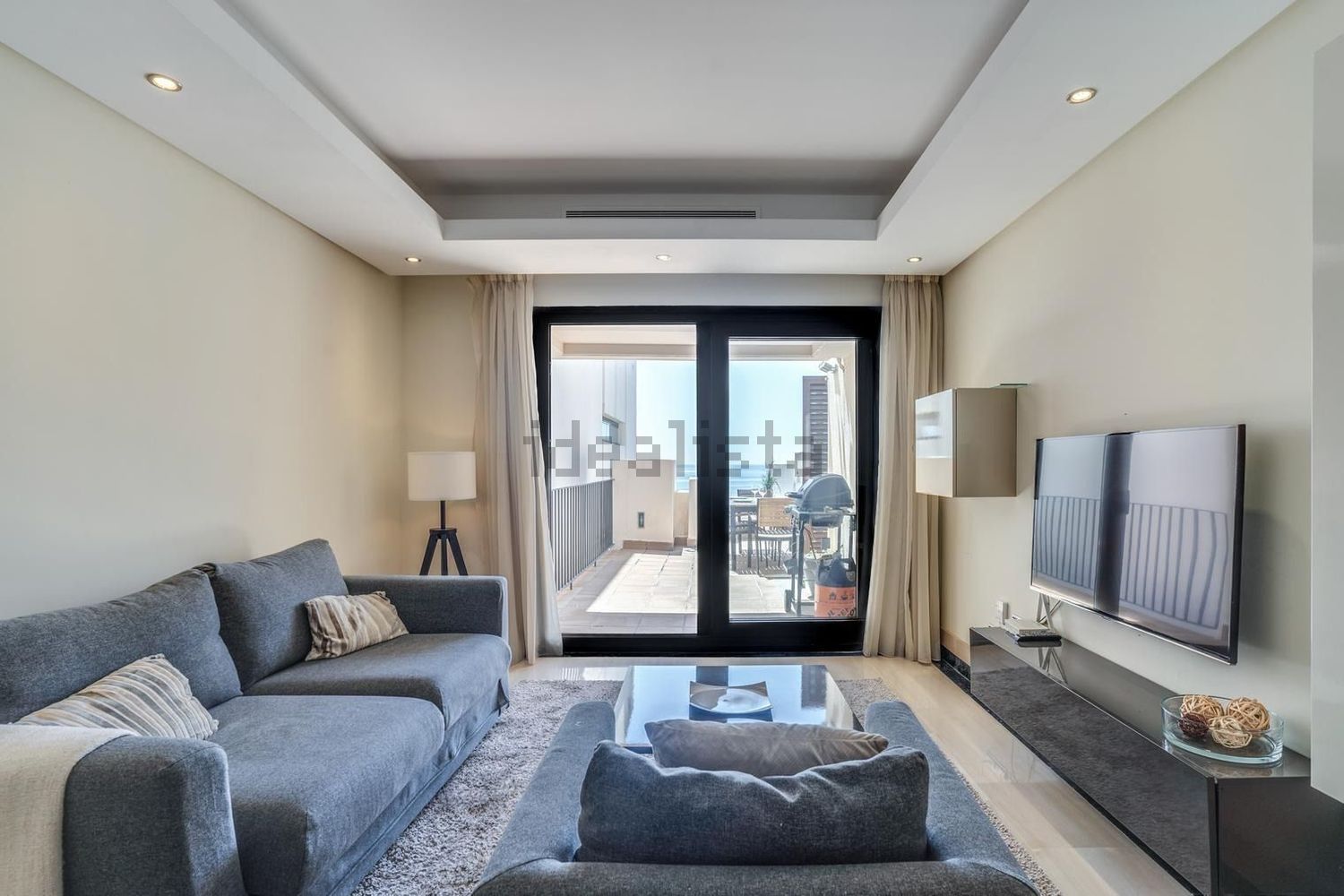 Seafront attic in Estepona — Living room