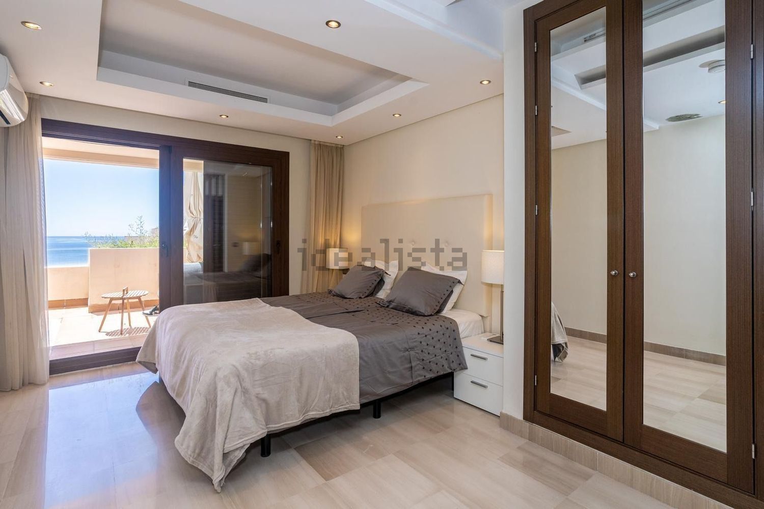 Seafront attic in Estepona — Bedroom