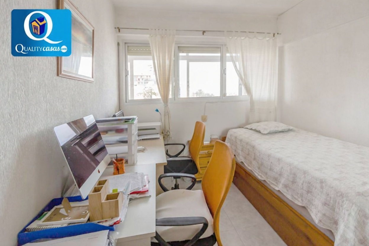 Appartement en première ligne de plage à Alicante — Chambre