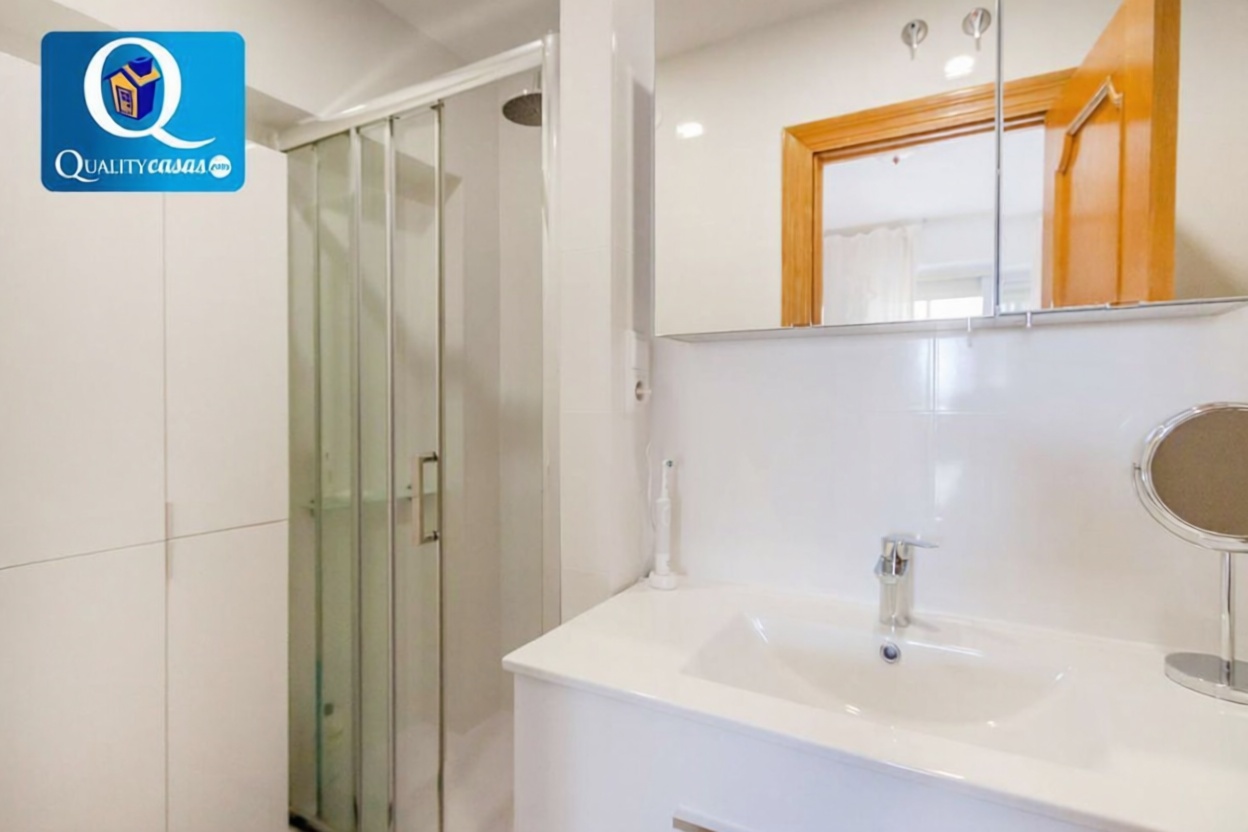 Appartement en première ligne de plage à Alicante — Sanitaires