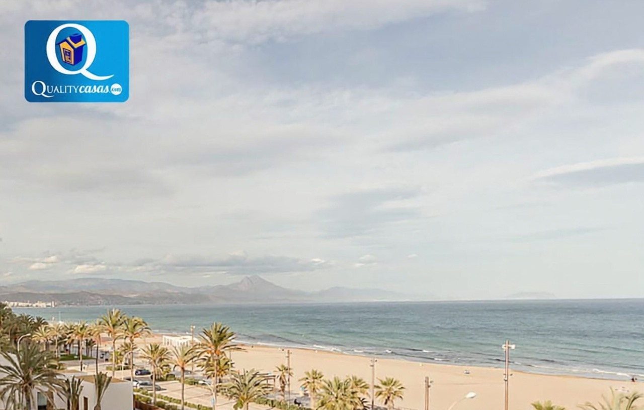 Appartement en première ligne de plage à Alicante — Vue mer