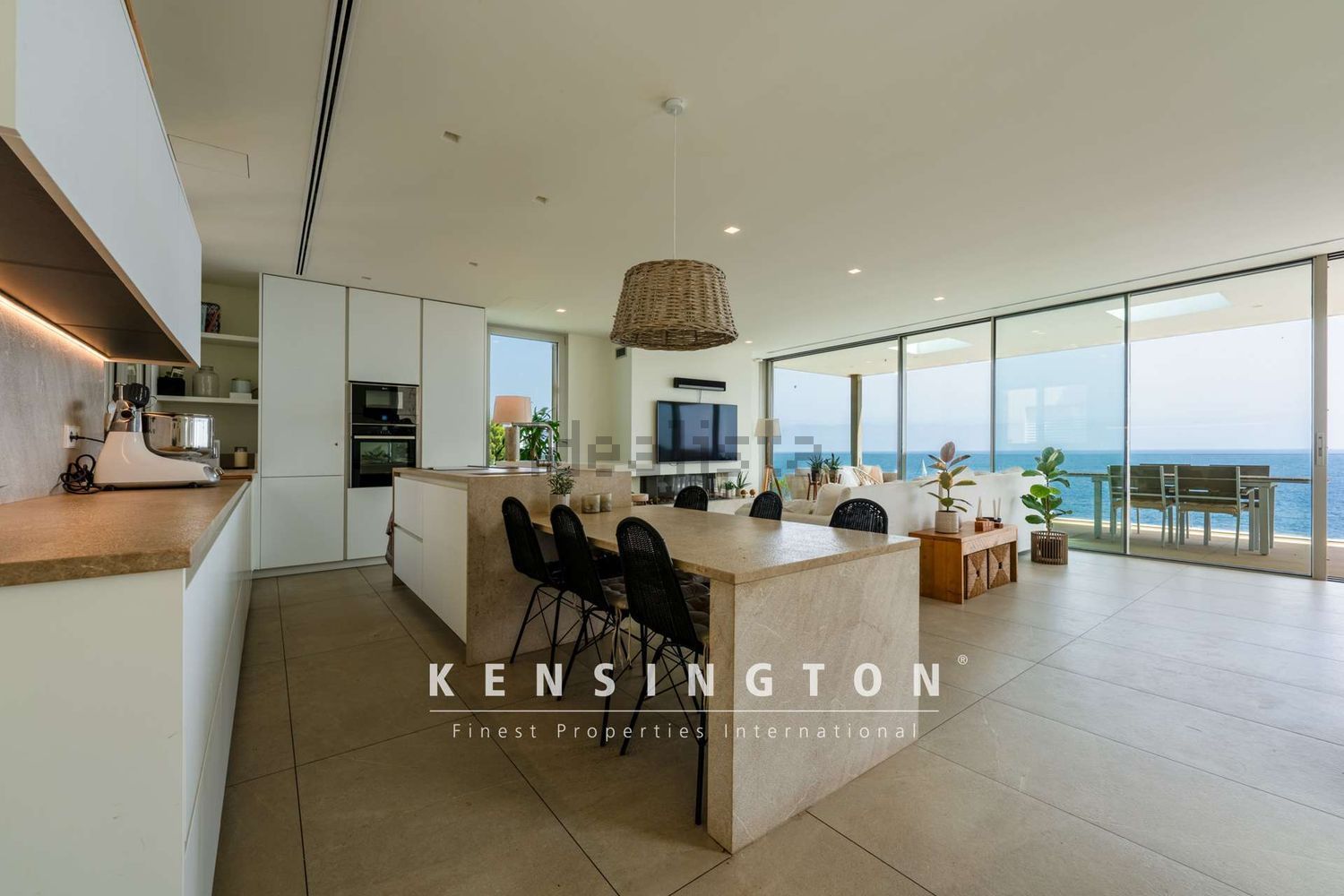 Chalet with direct beach access in Manacor — Living room