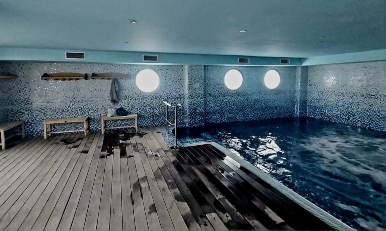 Flat for sale frontline beach in Calpe — Pool