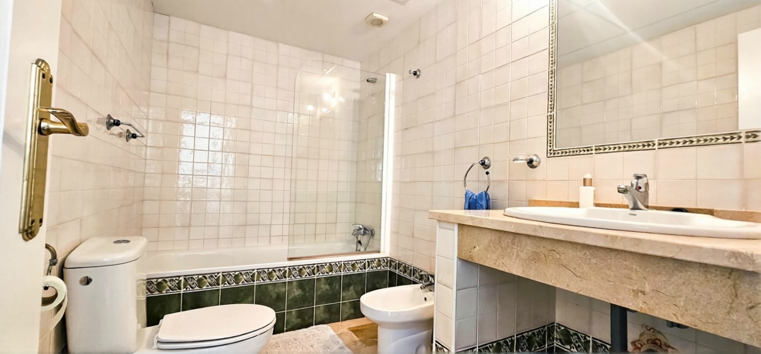 Beachfront duplex in Casares — Bathroom