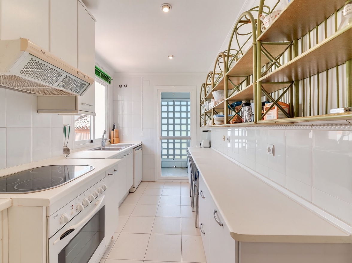 Beachfront flat in Marbella — Kitchen
