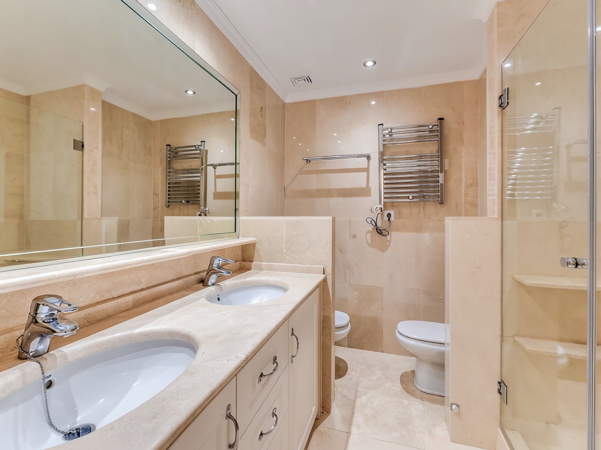 Beachfront flat in Marbella — Bathroom