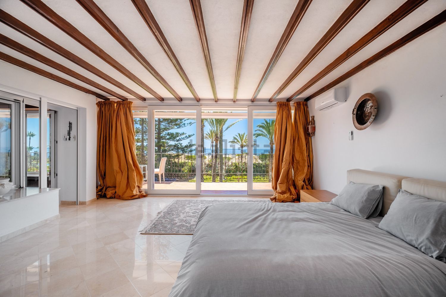 Chalet mit direkter Strandzugang in Marbella