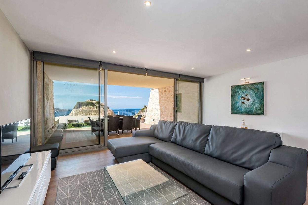 Chalet with direct beach access in Capdepera — Living room