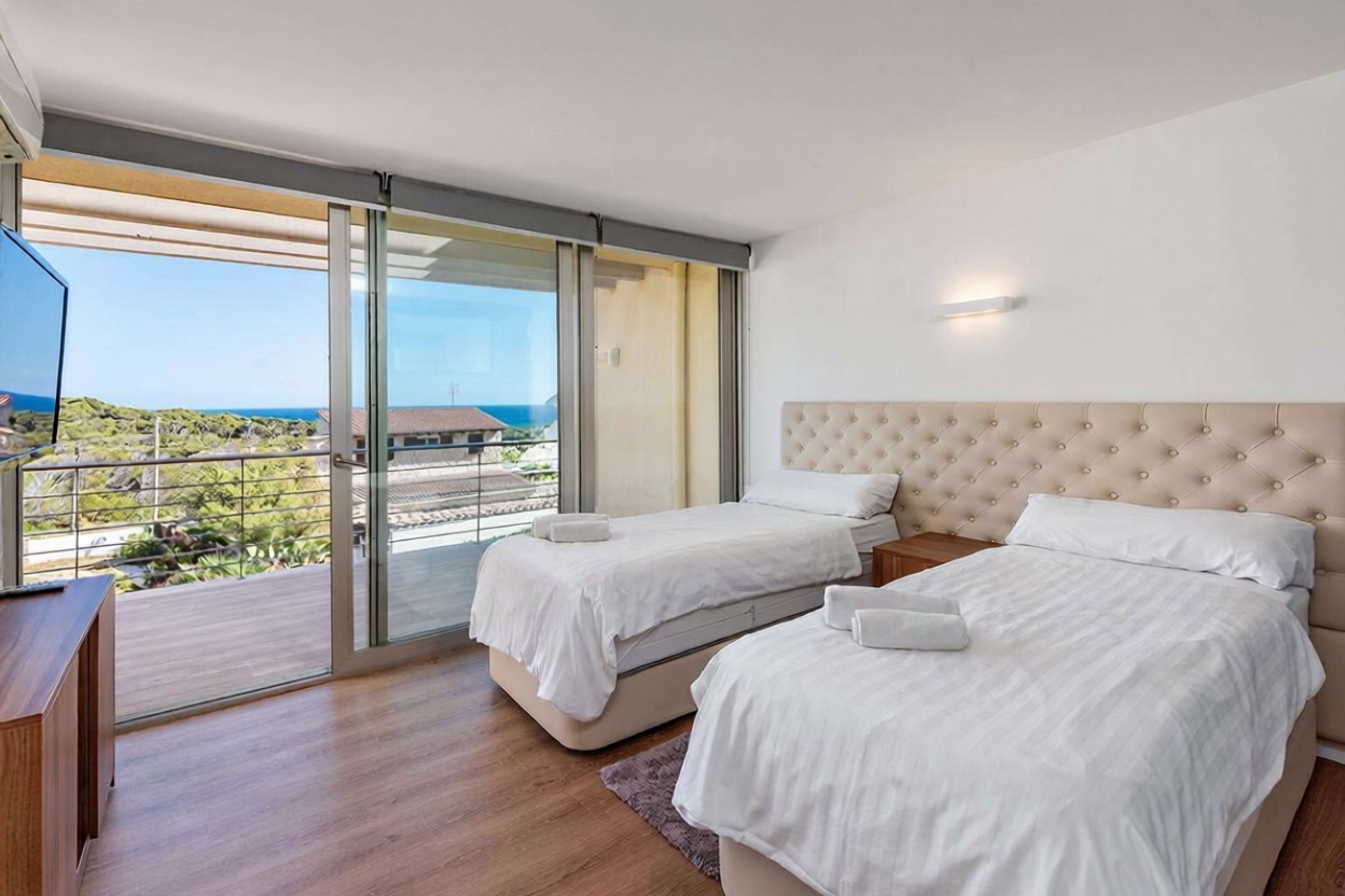 Chalet with direct beach access in Capdepera — Bedroom
