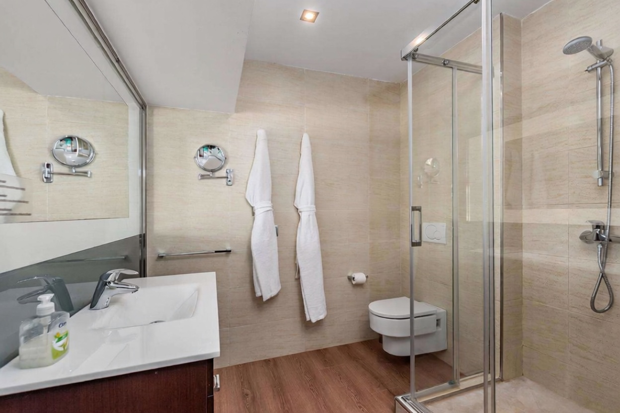 Chalet with direct beach access in Capdepera — Bathroom