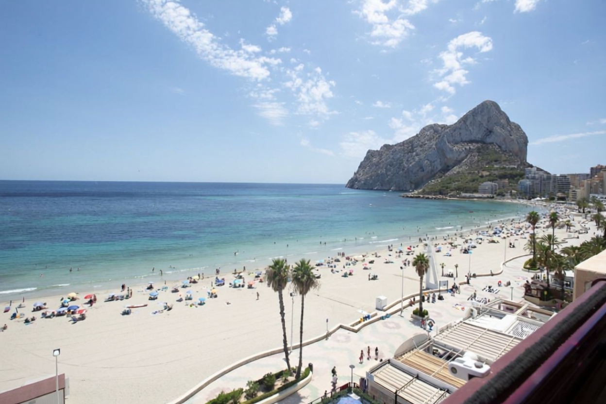 Piso en venta en primera línea de playa en Calpe — Vista mar