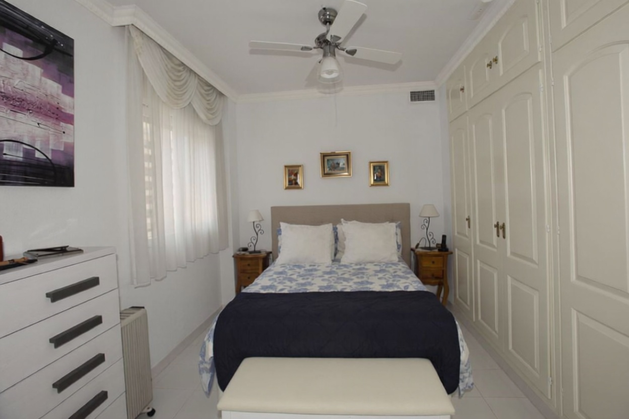 Piso en venta en primera línea de playa en Calpe — Dormitorio