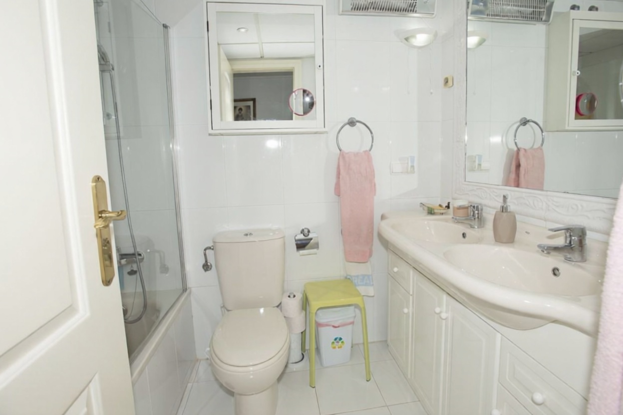 Piso en venta en primera línea de playa en Calpe — Baño