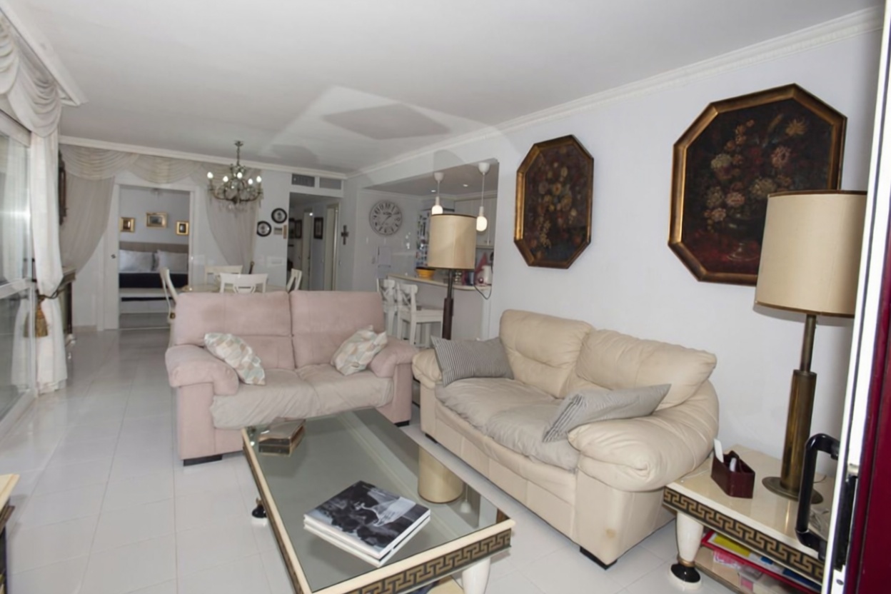 Piso en venta en primera línea de playa en Calpe — Salón