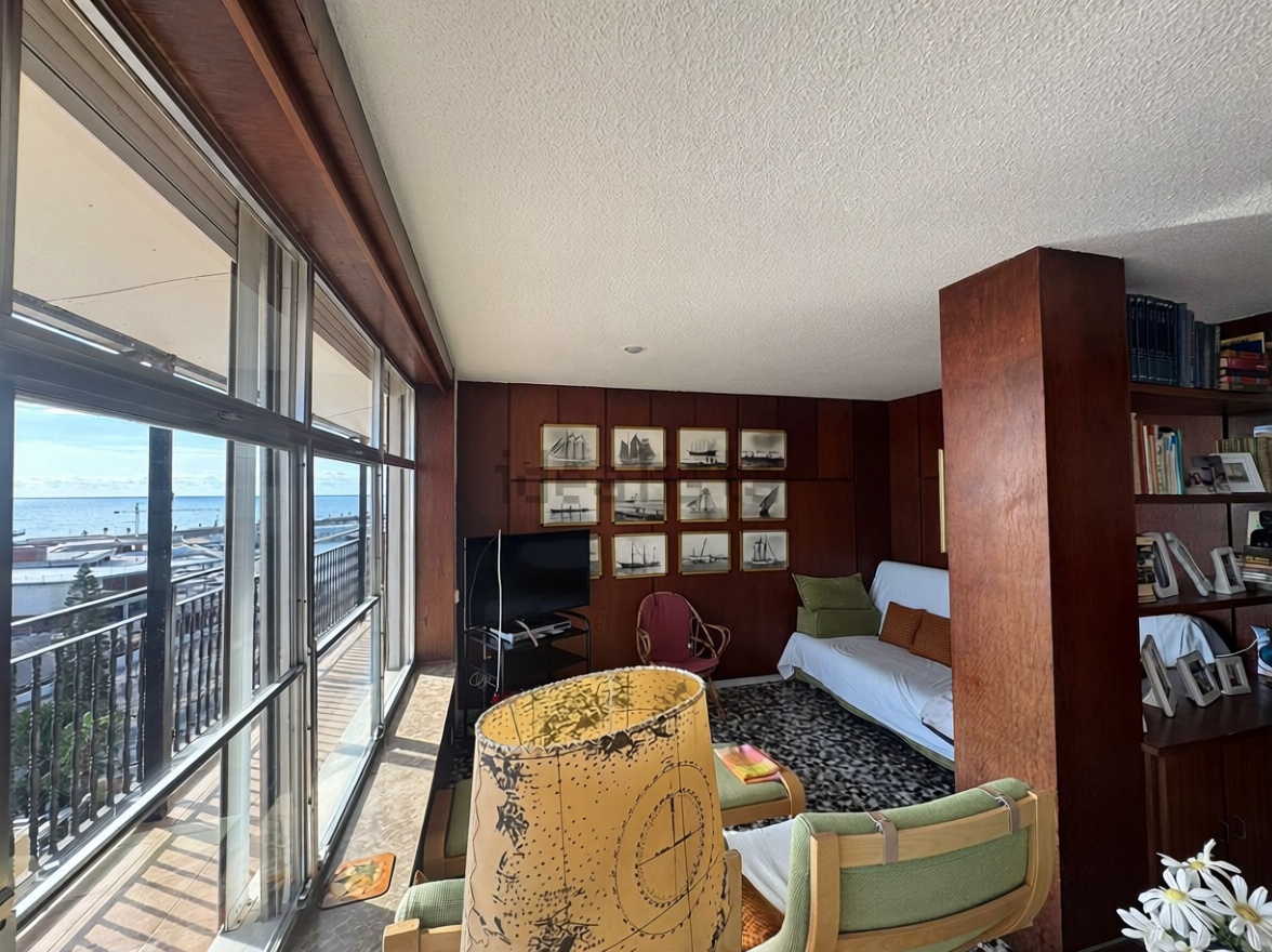 Beachfront flat in Torrevieja — Living room
