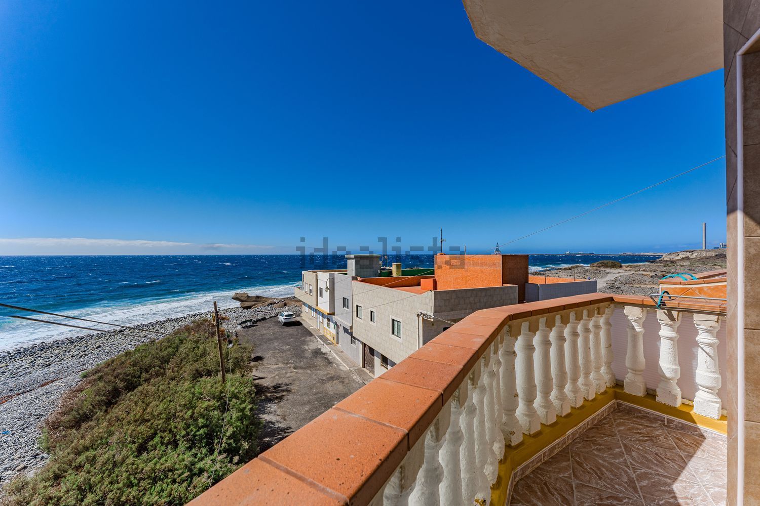 Beachfront flat in Arico