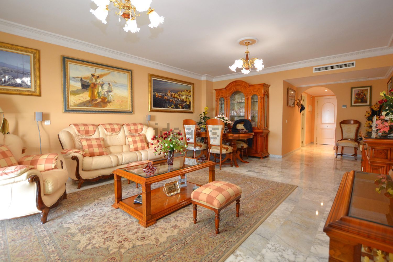 Apartamento em primeira linha de praia em Marbella — Sala