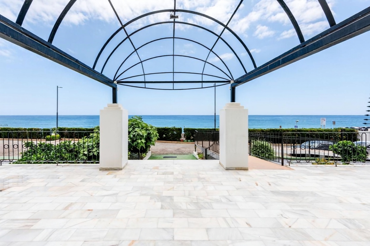 Beachfront flat in Torrox — Sea terrace